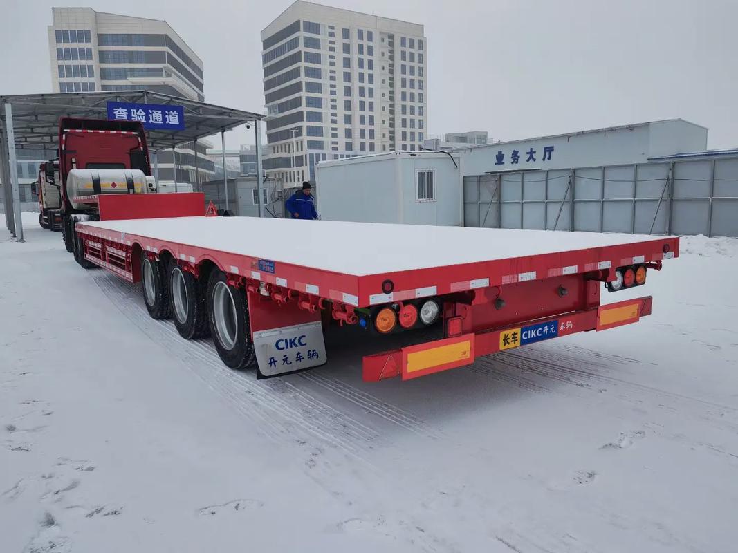 天恒基汽車城 低平板半掛車13.75米平板，現(xiàn)車充足，歡迎選購